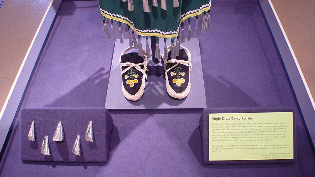 shoes with woven flower pattern