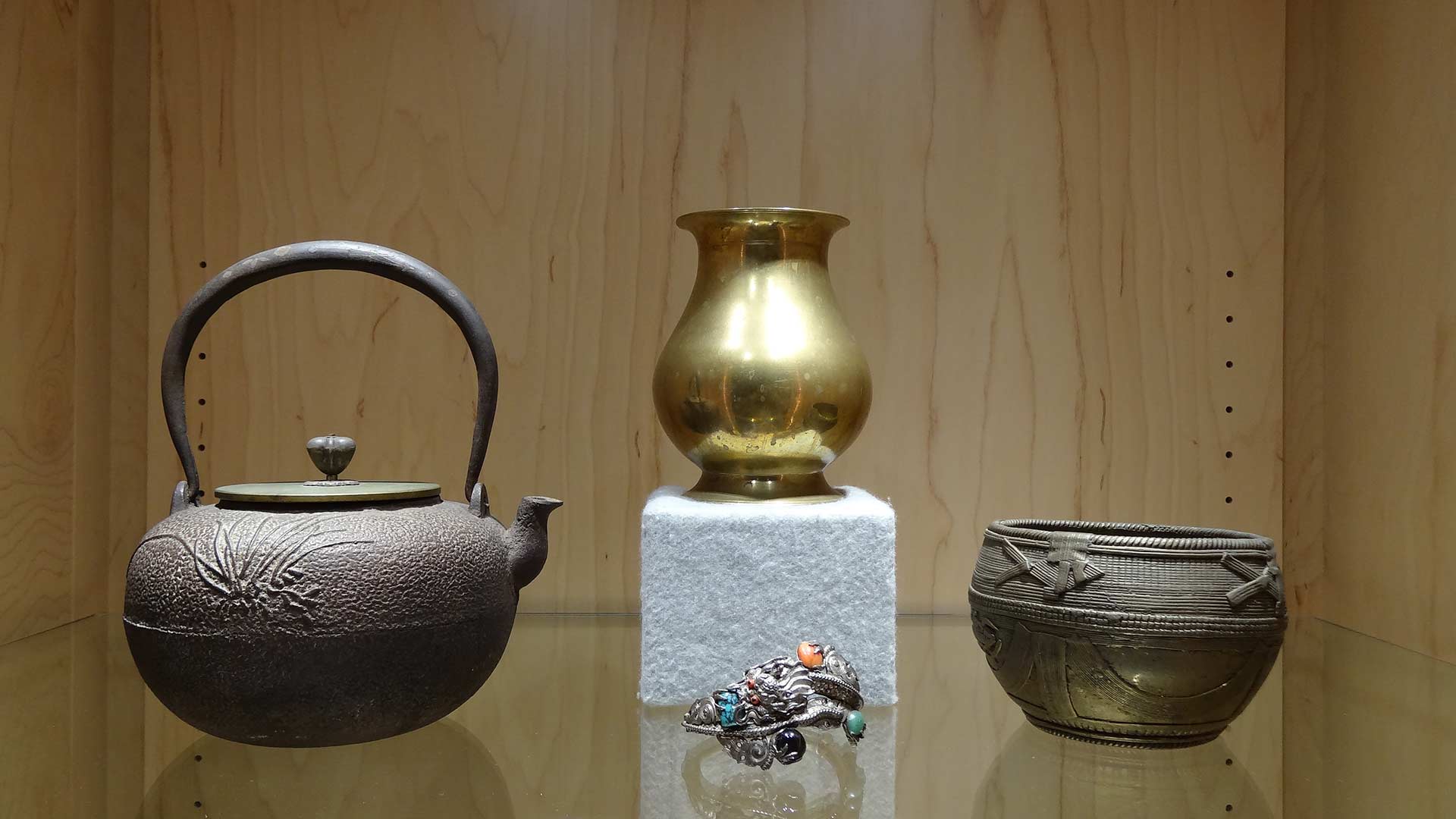 kettle and pots with an artifact in the middle