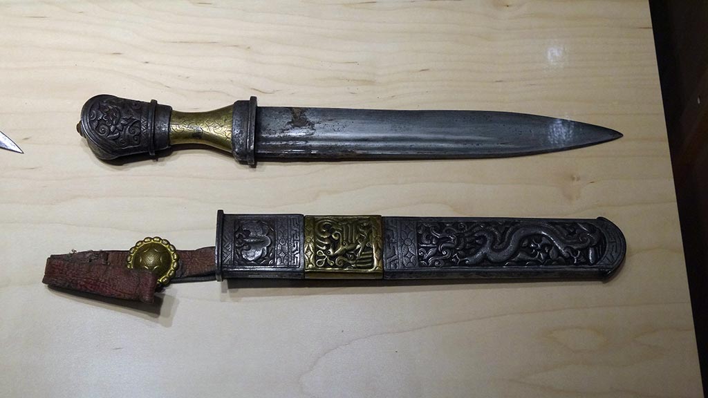 knives with sculpted handles
