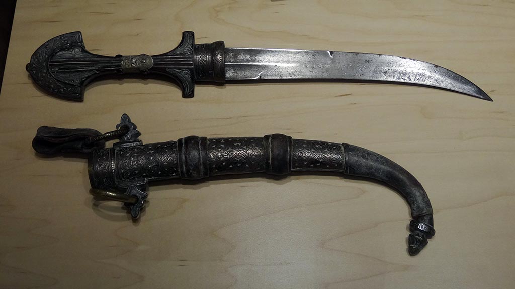 curved knives with sculpted handles