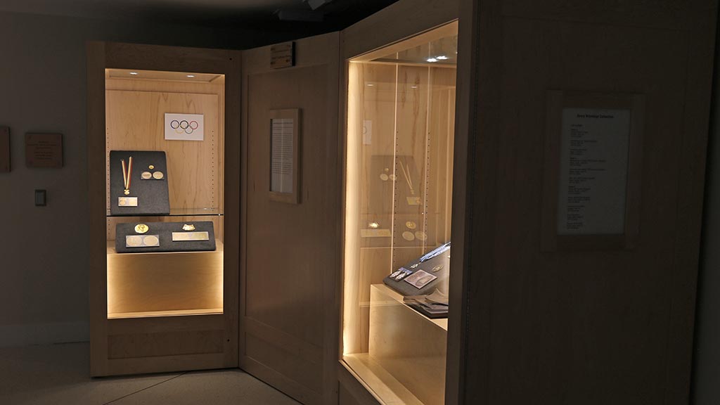 right view gallery overview where the left case is more visible