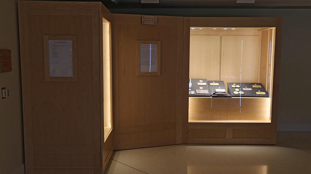 left view gallery overview where the right case is more visible