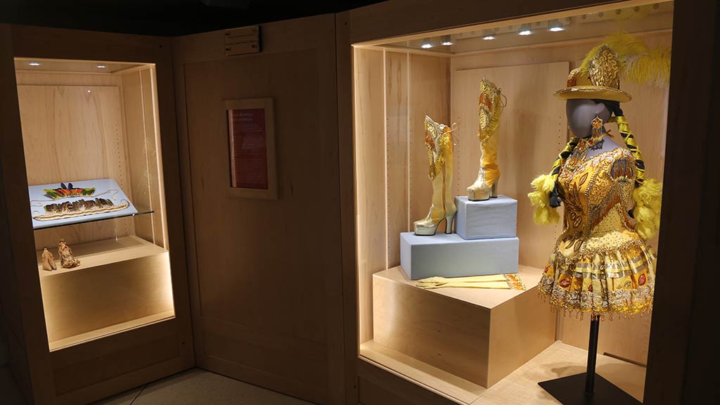 exhibit overview, two wall leaning cases