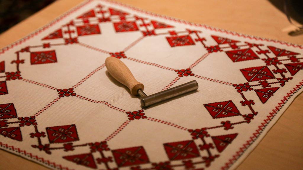 serviette with embroidery and a bandura key