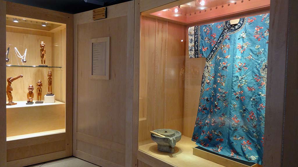 gallery overview with both display cases and their objects