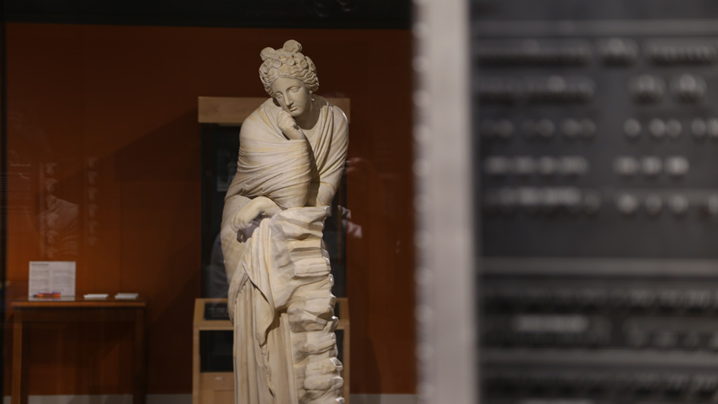 alternate overview shot with a bigger focus on the statue