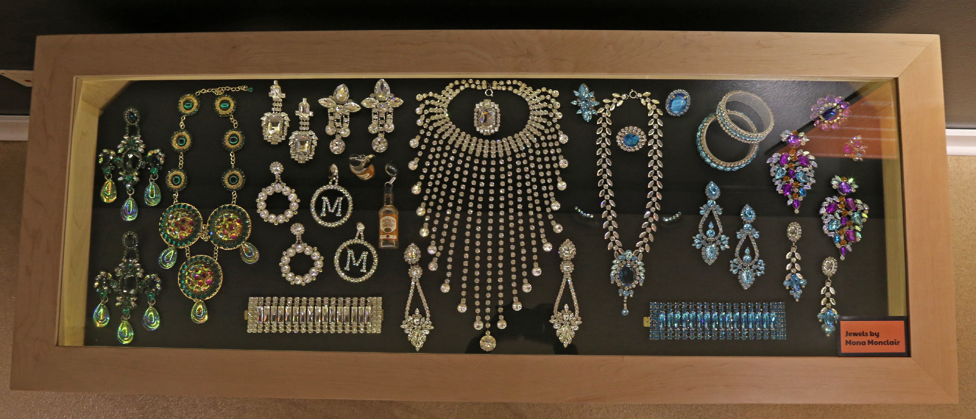 Rectangular Jewlery case displaying colorful pieces of jewlery