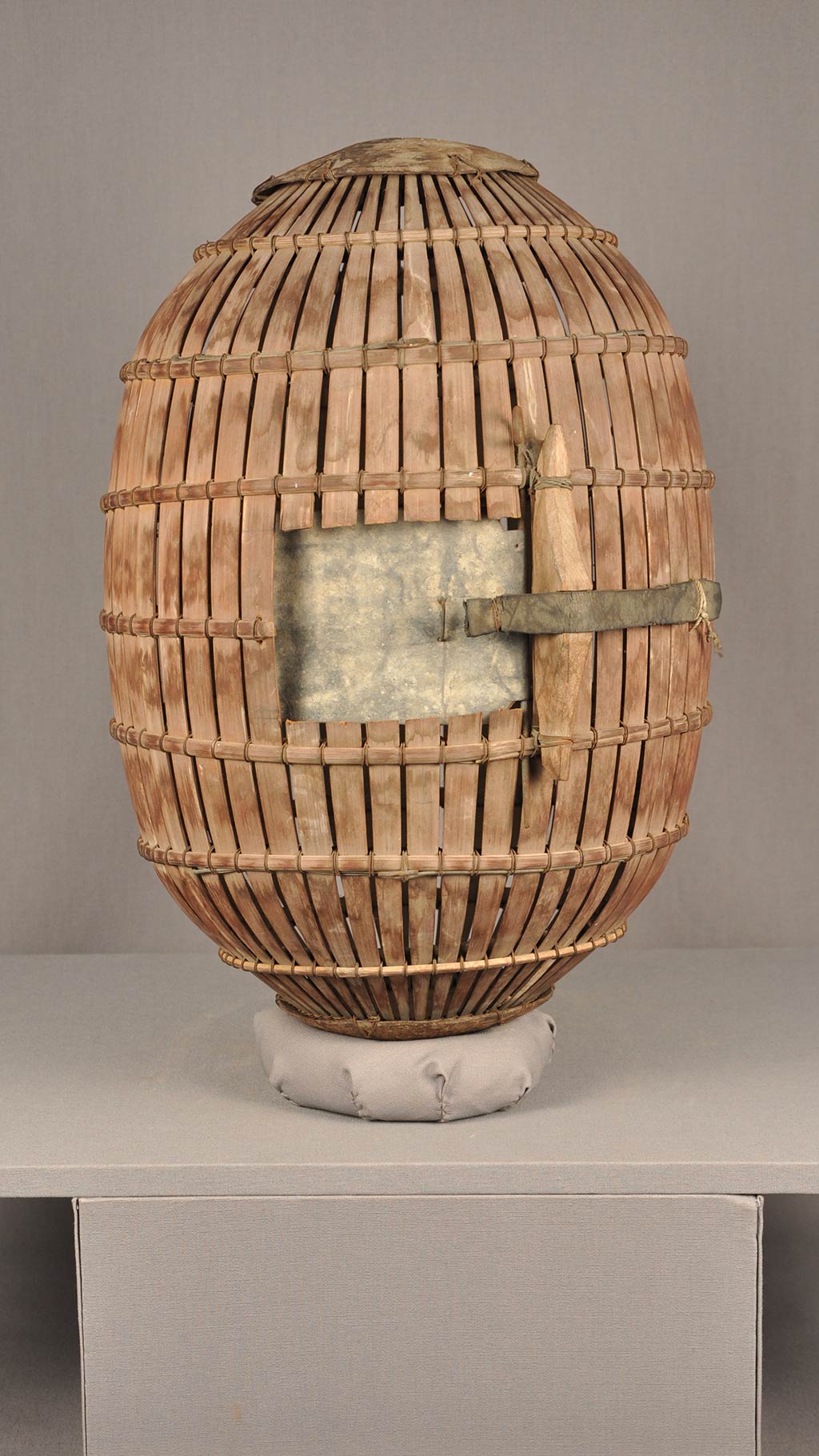 enclosed structure made of wood or bamboo