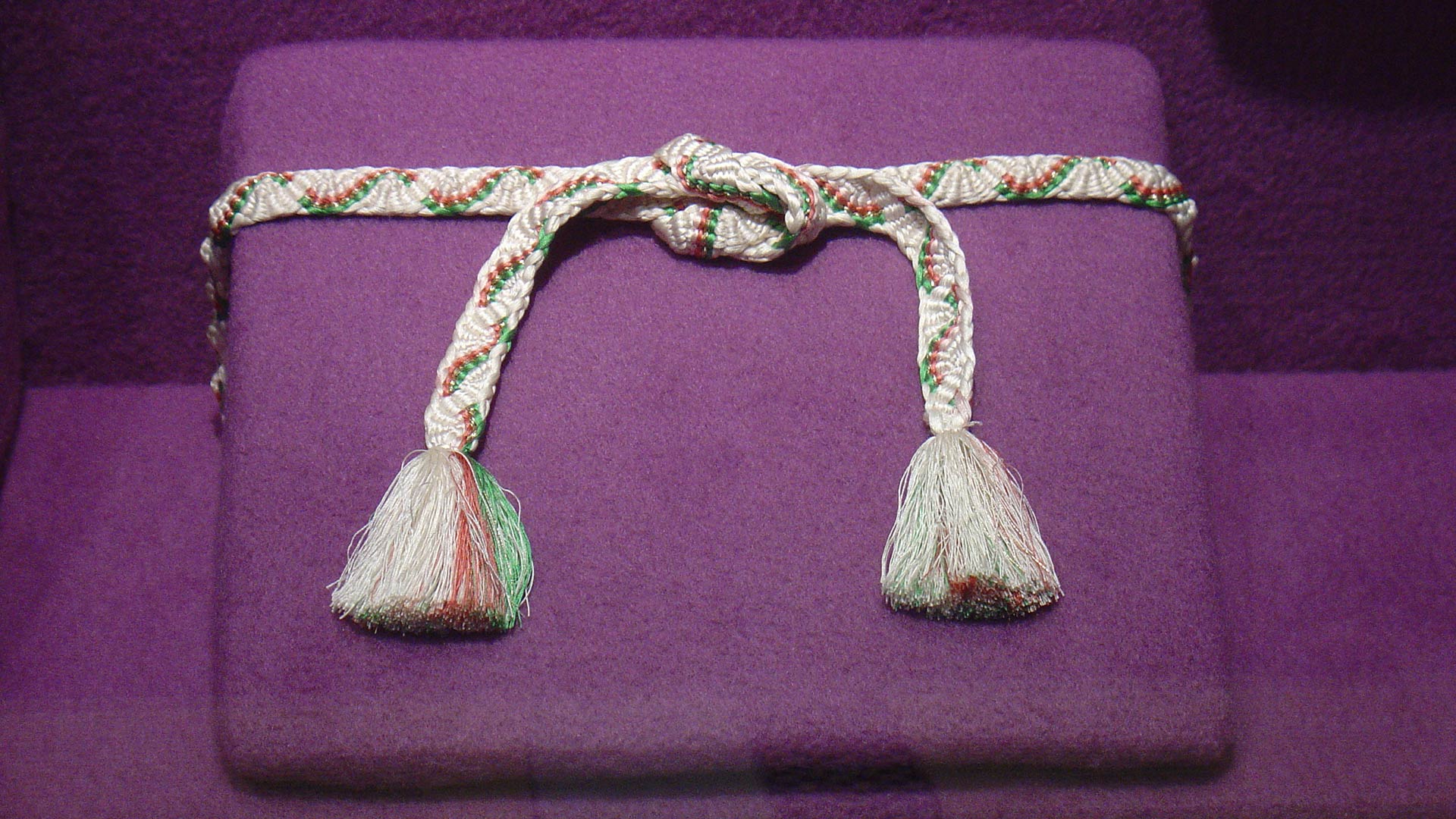 close-up of a simple knot