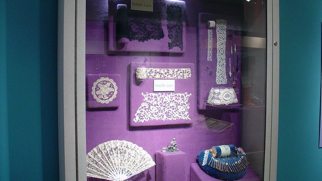 several intricate hollow out patterns